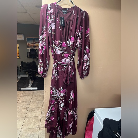 Burgundy flower wrap dress with liner wear to any occasion - Picture 2 of 4